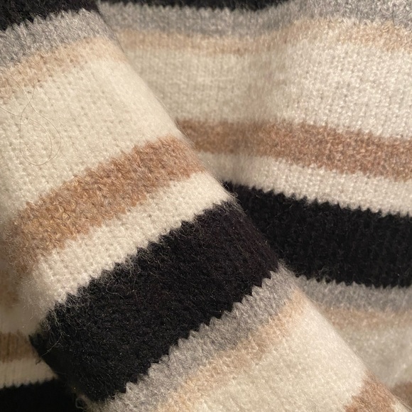 EVEREVE Stitches & stripes super soft V-neck sweater size S - Picture 3 of 3